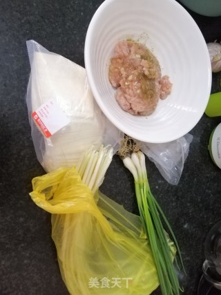 韭黄馄饨（紫菜蛋花汤底）的做法步骤：1