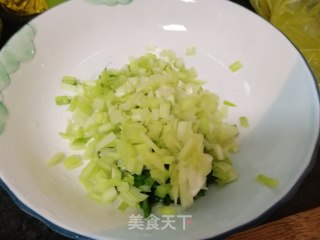 韭黄馄饨（紫菜蛋花汤底）的做法步骤：3