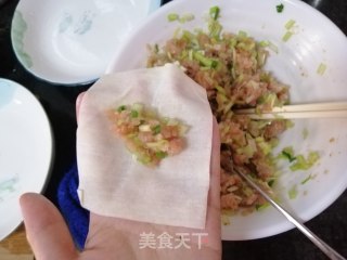 韭黄馄饨（紫菜蛋花汤底）的做法步骤：5