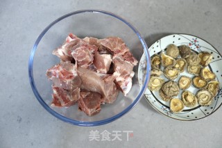 香菇腔骨一锅焖的做法步骤：1