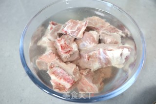 香菇腔骨一锅焖的做法步骤：2