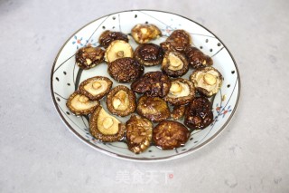 香菇腔骨一锅焖的做法步骤：3