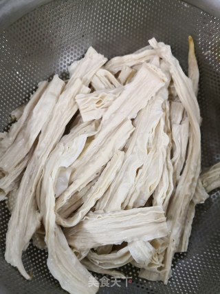 腐竹焖香菇的做法步骤：1