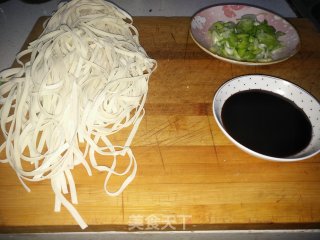 快手葱油面的做法步骤：1
