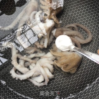 苦瓜炒章鱼腿的做法步骤：2