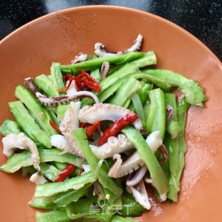 苦瓜炒章鱼腿的做法步骤：17
