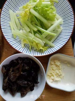 香芹炒黑木耳的做法步骤：1