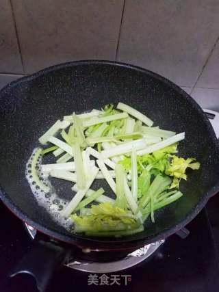 香芹炒黑木耳的做法步骤：3