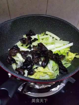 香芹炒黑木耳的做法步骤：4