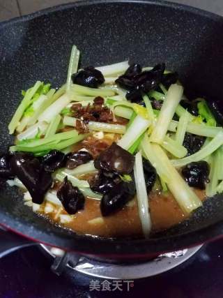 香芹炒黑木耳的做法步骤：5