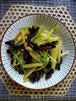 香芹炒黑木耳的做法步骤：6