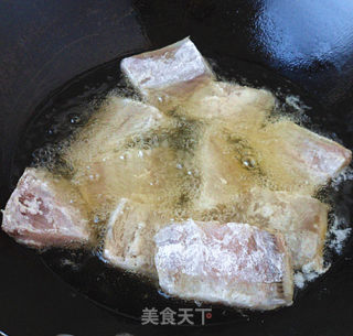 糖醋目鱼条的做法步骤：2