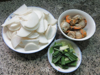 扇贝肉炒萝卜的做法步骤：1