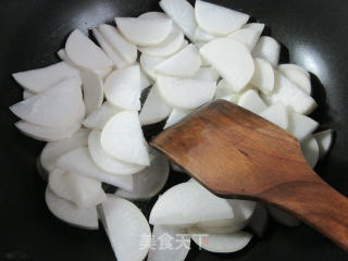 扇贝肉炒萝卜的做法步骤：2