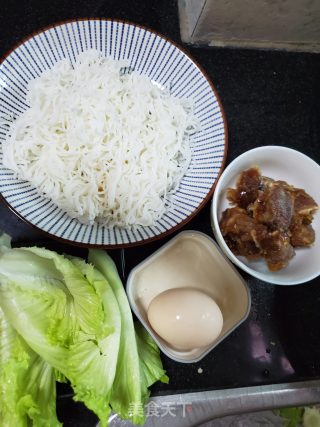 牛腩汤米粉的做法步骤：1