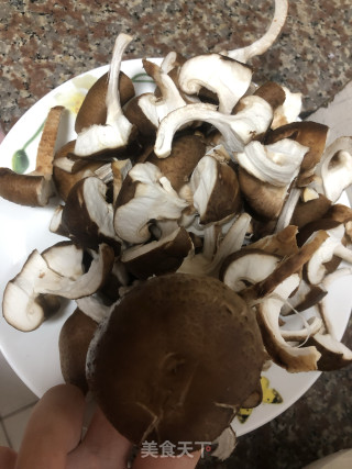 香菇滑鸡的做法步骤：1