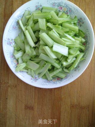 小白菜茎炒牛肉肠的做法步骤：2