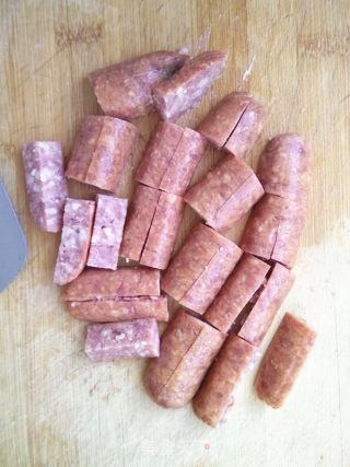 小白菜茎炒牛肉肠的做法步骤：3