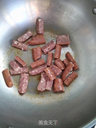 小白菜茎炒牛肉肠的做法步骤：4