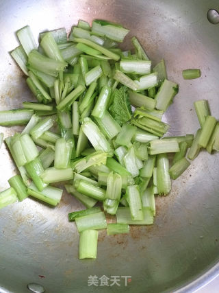 小白菜茎炒牛肉肠的做法步骤：5
