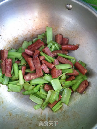 小白菜茎炒牛肉肠的做法步骤：6