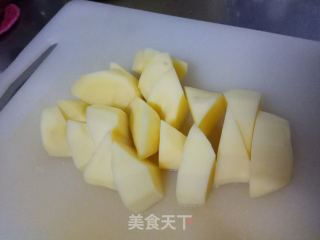 酸甜五花烧土豆的做法步骤：1