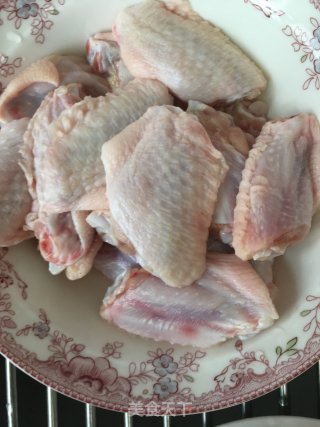鸡翅烧毛豆的做法步骤：1