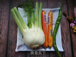 茴香球炒火腿肠的做法步骤：1