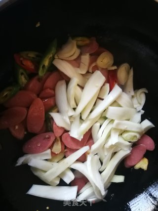 茴香球炒火腿肠的做法步骤：6