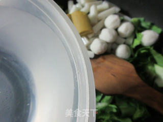 鱼丸青菜煮年糕的做法步骤：4