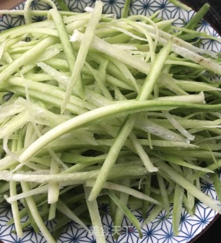 青萝卜炒鲜贝的做法步骤：2