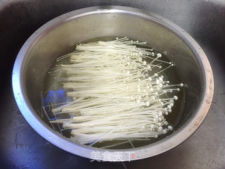 西红柿金针菇汤的做法步骤：2