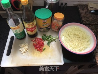 酸辣土豆丝的做法步骤：1