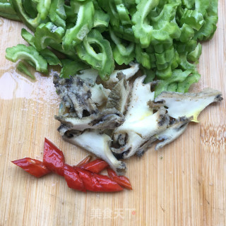 苦瓜炒鲍鱼的做法步骤：5