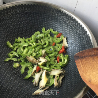 苦瓜炒鲍鱼的做法步骤：7