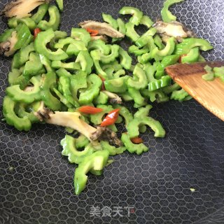 苦瓜炒鲍鱼的做法步骤：8