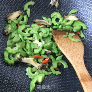 苦瓜炒鲍鱼的做法步骤：9