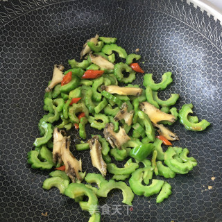 苦瓜炒鲍鱼的做法步骤：10
