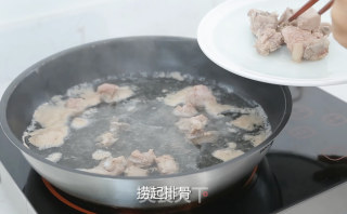 清甜好喝的毛豆排骨汤的做法步骤：2
