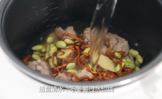 清甜好喝的毛豆排骨汤的做法步骤：4