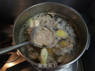 香菇炖鸡的做法步骤：2