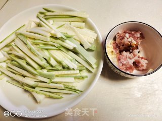 西葫芦炒肉末的做法步骤：1