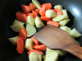 咖喱排骨胡萝卜土豆的做法步骤：6