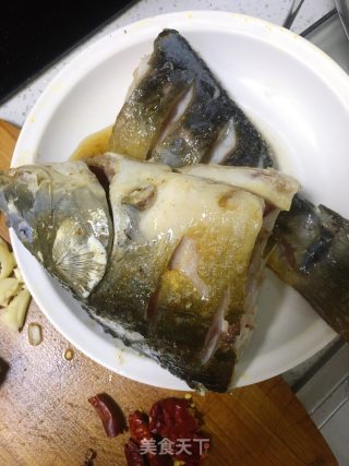 家常炖鲤鱼的做法步骤：2