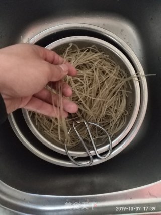 肉沫粉丝的做法步骤：2