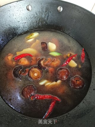 香菇焖鸡块的做法步骤：10