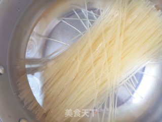 赛过路边摊的简单炒米线的做法步骤：2