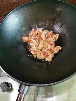 下饭菜～干锅茶树菇五花肉（附铸铁锅开锅方法）的做法步骤：2
