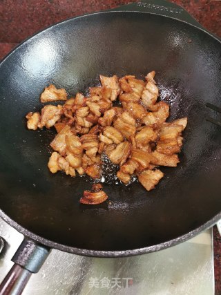 下饭菜～干锅茶树菇五花肉（附铸铁锅开锅方法）的做法步骤：3
