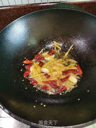 下饭菜～干锅茶树菇五花肉（附铸铁锅开锅方法）的做法步骤：4